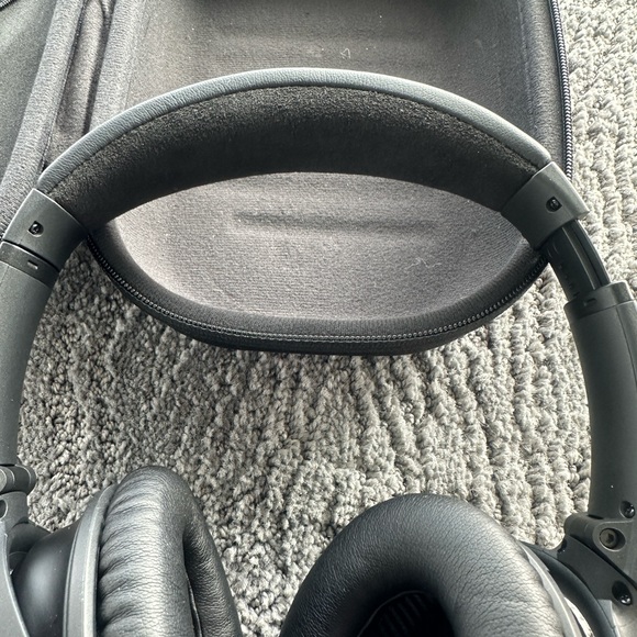 Bose QuietComfort 35 Series II Wireless Noise-Cancelling Bluetooth Headphones - Picture 9 of 14